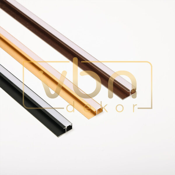 Profile de colț exterior cu LED 8515 din aluminiu în gama de culori, cu bara neagră și canalul pentru LED în prim-plan