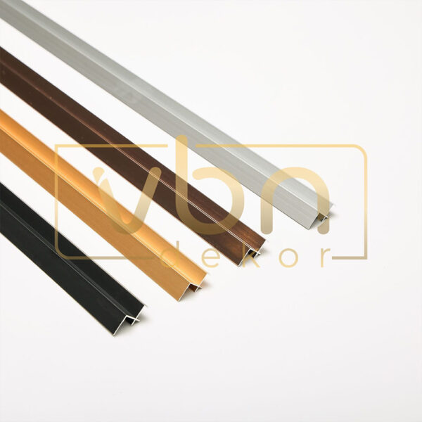 Profile de colț interior 8505 din aluminiu în gama de finisaje, cu bara argintie în prim-plan