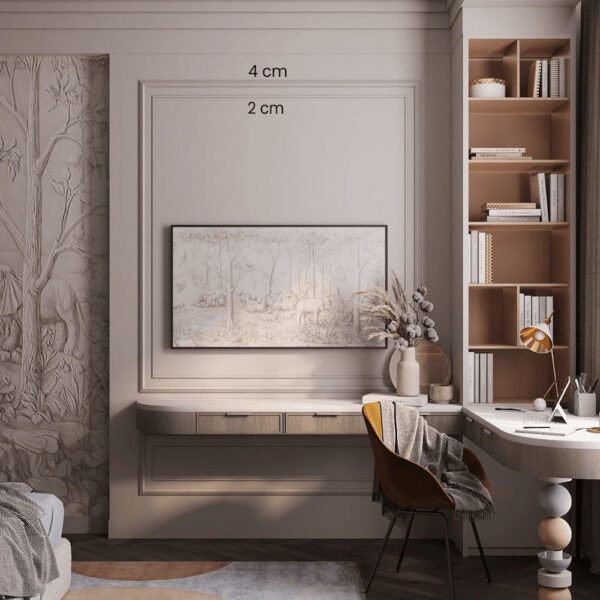 Perete cu chenare din profile decorative înguste, cu cote de 4 cm și 2 cm, lângă un birou și o bibliotecă