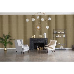Salon cu șemineu negru și două fotolii, pe un perete întreg cu riflaj bej dungat, decor B-C9F