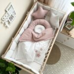 Păturică bebe din satin și stofă de vafe, steluțe roz, 80 × 100 cm, detaliu al modelului