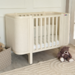 Pătuț tapițat co-sleeping Victoria 120 × 60 cm, milky, tapițerie bouclé, nivelurile de reglare a somierei