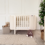 Pătuț tapițat co-sleeping Victoria 120 × 60 cm, milky, tapițerie bouclé, vedere din față