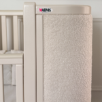 Pătuț tapițat co-sleeping Victoria 120 × 60 cm, milky, tapițerie bouclé, în camera copilului