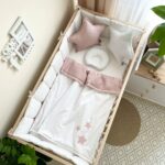 Păturică bebe din satin și stofă de vafe, steluțe roz, 80 × 100 cm, fața din material moale
