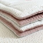 Păturică bebe din satin și stofă de vafe, steluțe roz, 80 × 100 cm, detaliu al fundiței