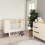 Pătuț tapițat co-sleeping Victoria 120 × 60 cm, milky, tapițerie bouclé, detaliu al zăbrelelor