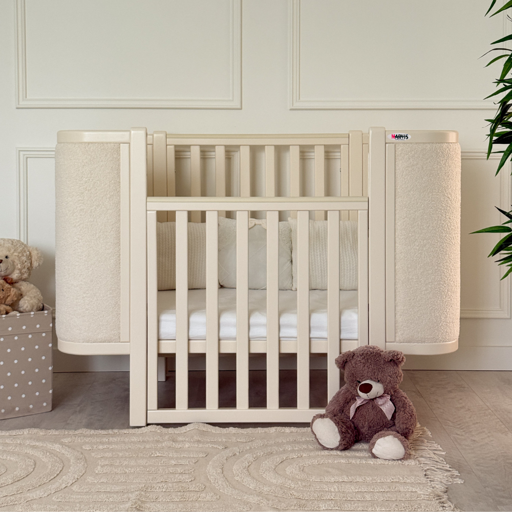 Pătuț tapițat co-sleeping Victoria 120 × 60 cm, milky, tapițerie bouclé, vedere de ansamblu Pătuț tapițat co-sleeping Victoria 120 × 60 cm, milky, tapițerie bouclé, vedere de ansamblu