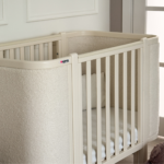 Pătuț tapițat co-sleeping Victoria 120 × 60 cm, milky, tapițerie bouclé, vedere din lateral