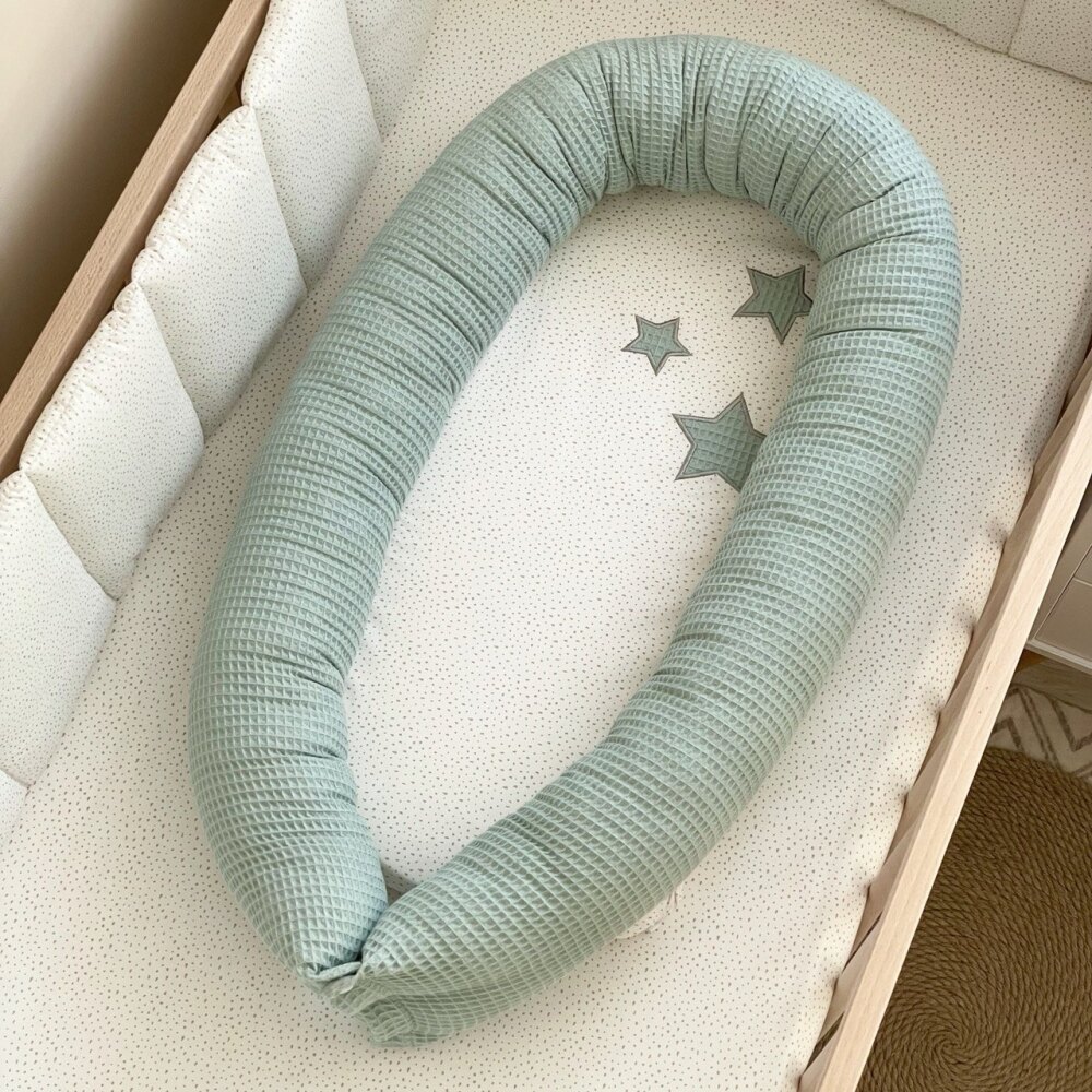 Baby Nest Stars vafe mentă, vedere de sus Baby Nest Stars vafe mentă cu steluțe cusute pe saltea, într-un pătuț, vedere de sus