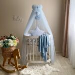 Baldachin din tul pentru pătuț bebe, albastru deschis, detaliu al modelului