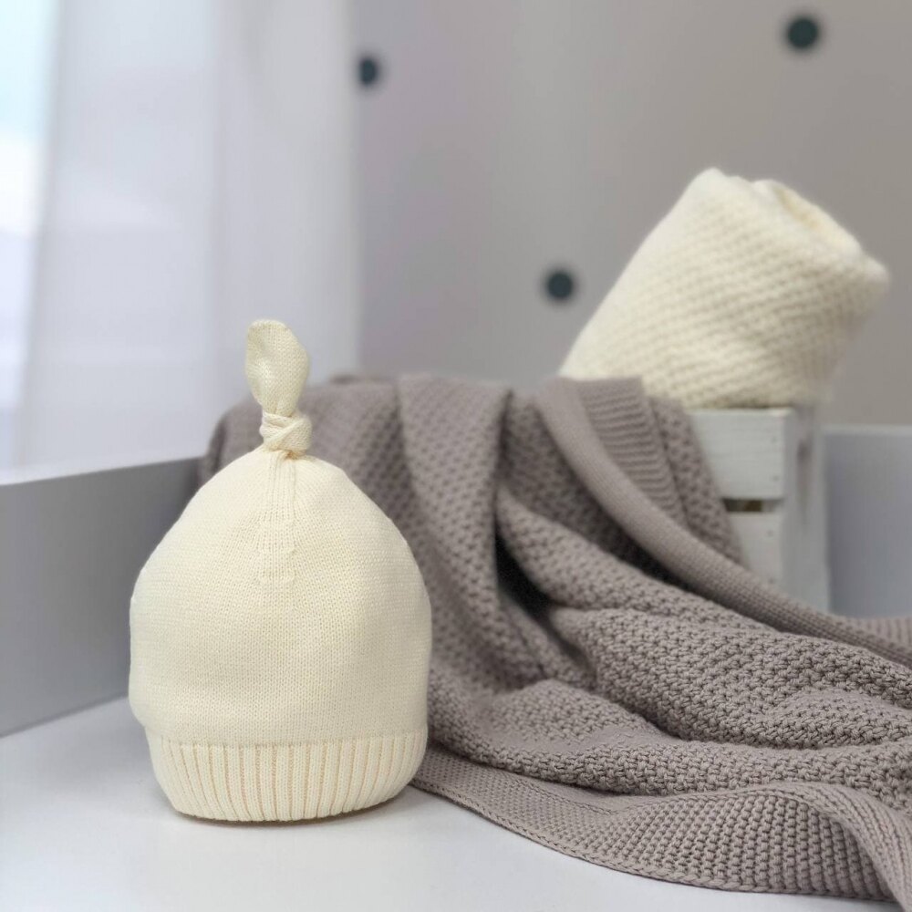 Căciulă tricotată pentru bebeluși cu pompon, alb lăptos, vedere de ansamblu Căciulă tricotată pentru bebeluși cu pompon, alb lăptos, vedere de ansamblu