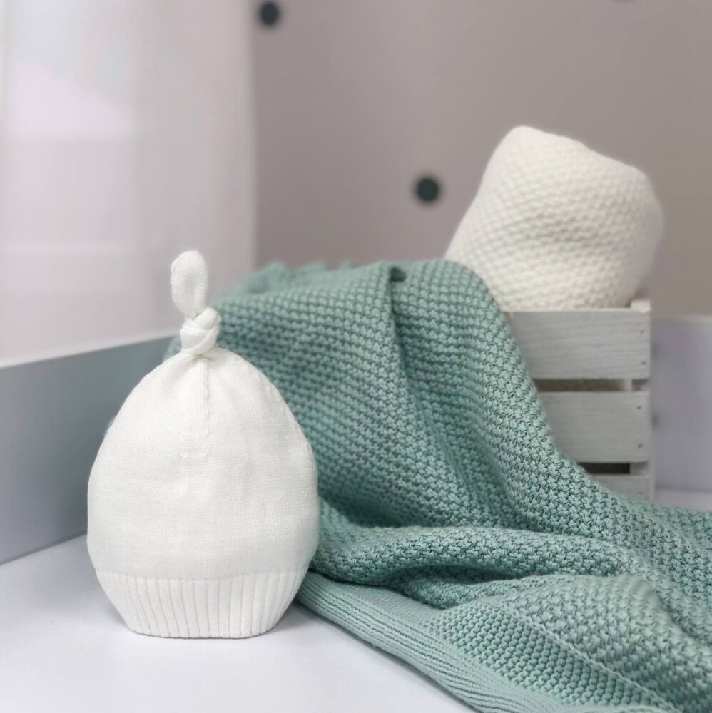 Căciulă tricotată pentru bebeluși cu pompon, albă, vedere de ansamblu Căciulă tricotată pentru bebeluși cu pompon, albă, vedere de ansamblu