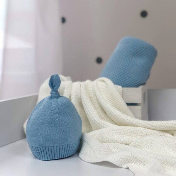 Căciulă tricotată pentru bebeluși cu pompon, albastru deschis, vedere de ansamblu