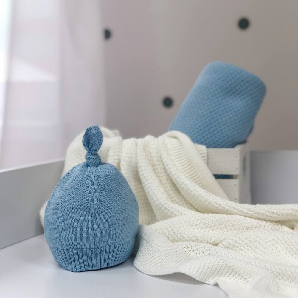 Căciulă tricotată pentru bebeluși cu pompon, albastru deschis, vedere de ansamblu Căciulă tricotată pentru bebeluși cu pompon, albastru deschis, vedere de ansamblu