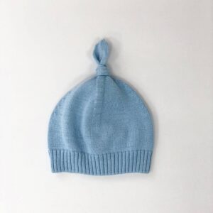 Căciulă tricotată pentru bebeluși cu pompon, albastru deschis, detaliu al modelului