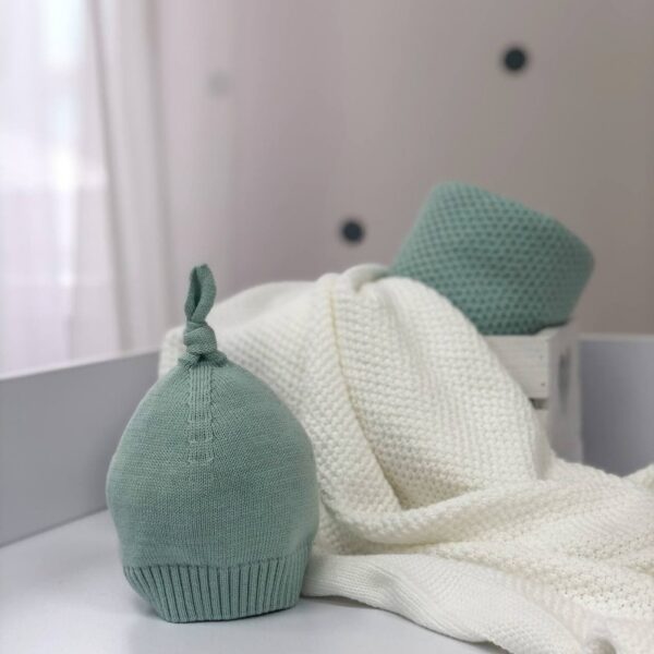 Căciulă tricotată pentru bebeluși cu pompon, mentă, vedere de ansamblu