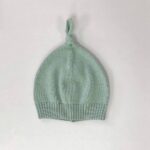 Căciulă tricotată pentru bebeluși cu pompon, mentă, textura materialului