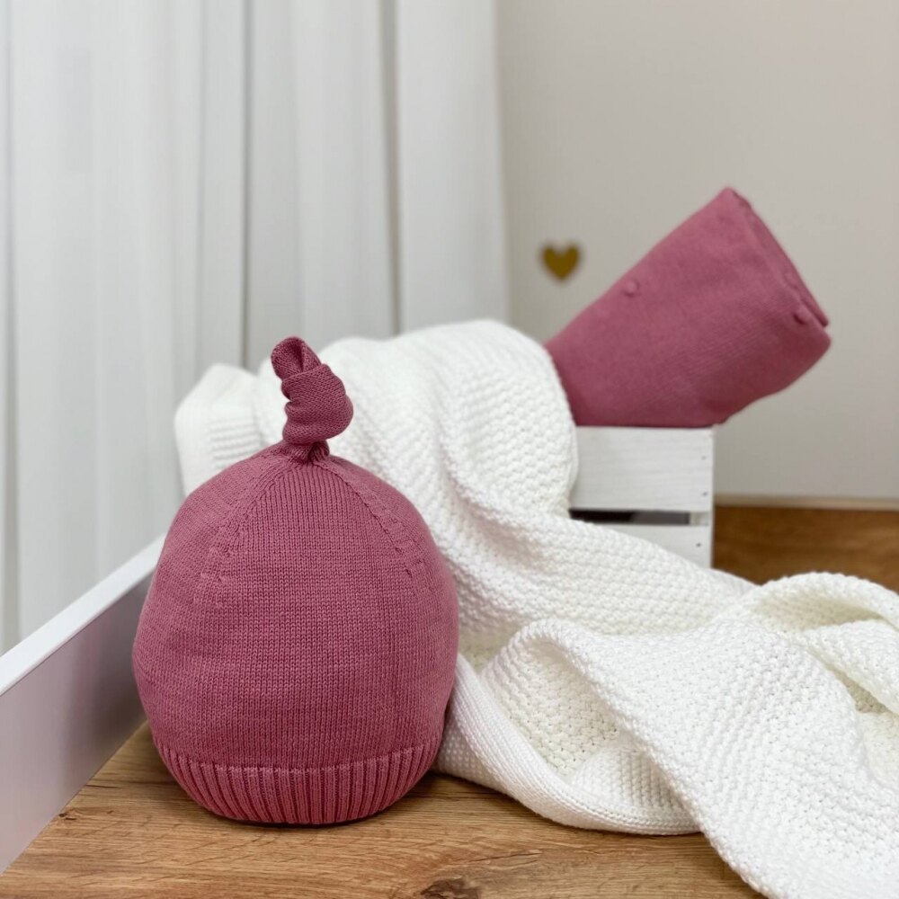Căciulă tricotată pentru bebeluși cu pompon, visiniu, vedere de ansamblu Căciulă tricotată pentru bebeluși cu pompon, visiniu, vedere de ansamblu