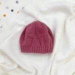 Căciulă tricotată pentru bebeluși cu stea, vișiniu, detaliu al modelului