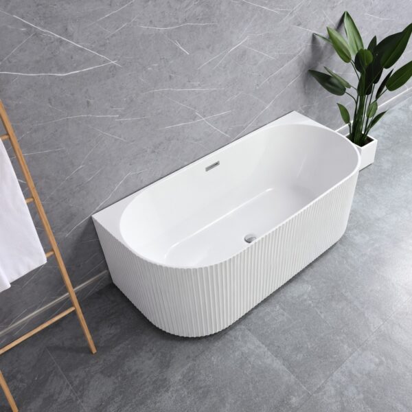 Cadă 9019BT albă cu exterior riflat, așezată lângă un perete cu faianță gri, vedere laterală