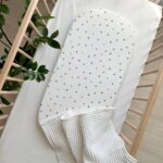 Cearșaf pentru cărucior din poplin 100% bumbac, model cu forme geometrice, vedere de ansamblu