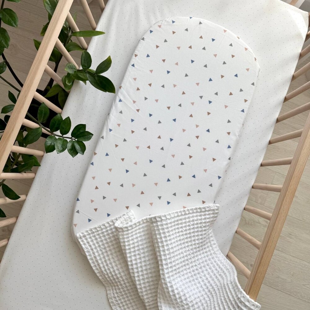 Cearșaf pentru cărucior din poplin 100% bumbac, model cu forme geometrice, vedere de ansamblu Cearșaf pentru cărucior din poplin 100% bumbac, model cu forme geometrice, vedere de ansamblu