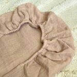 Cearșaf pentru cărucior din muselină bej, 45 × 80 cm, detaliu al materialului