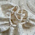 Cearșaf pentru cărucior din muselină alb cu bulinuțe gri, 45 × 70 cm, pe salteaua căruciorului