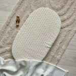 Cearșaf pentru cărucior din muselină alb cu bulinuțe gri, 45 × 70 cm, vedere de ansamblu
