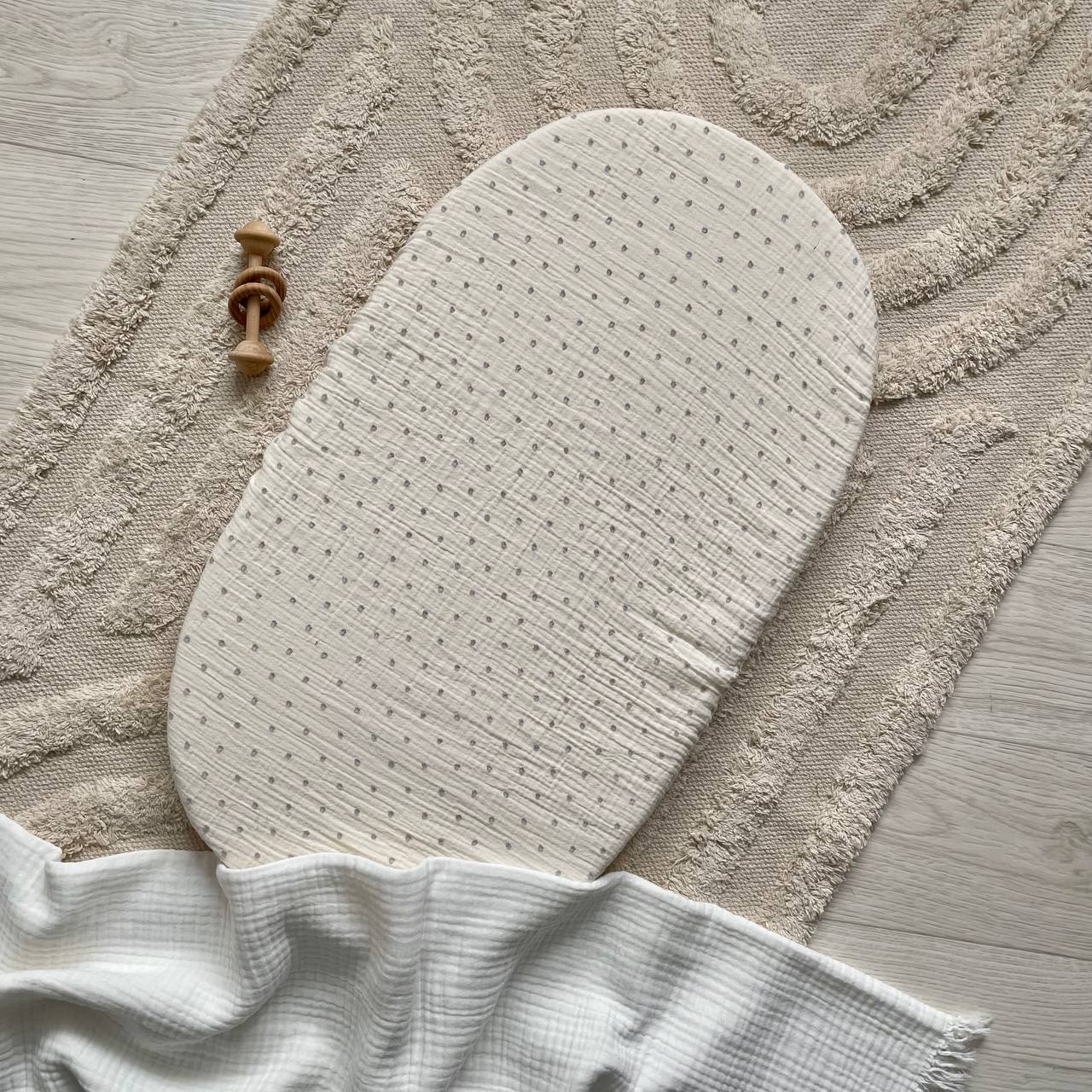 Cearșaf pentru cărucior din muselină alb cu bulinuțe gri, 45 × 70 cm, vedere de ansamblu Cearșaf pentru cărucior din muselină alb cu bulinuțe gri, 45 × 70 cm, vedere de ansamblu