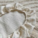 Cearșaf pentru cărucior din muselină alb cu bulinuțe gri, 45 × 70 cm, detaliu al materialului
