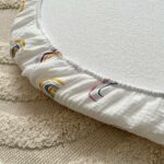 Cearșaf pentru cărucior din muselină alb cu model curcubeu multicolor, 45 × 70 cm, nuanța reală a materialului