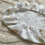 Cearșaf pentru cărucior din muselină alb cu model curcubeu multicolor, 45 × 70 cm, pe salteaua căruciorului