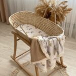 Cearșaf pentru cărucior din muselină alb cu model curcubeu multicolor, 45 × 70 cm, detaliu al materialului