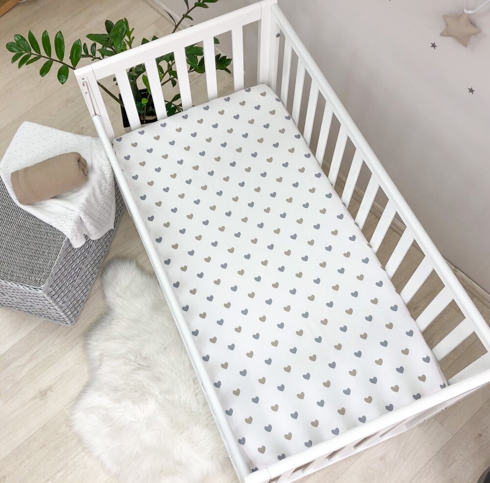 Husă de saltea pătuț 120 × 60 cm din poplin bumbac, inimioare bej și gri, vedere de ansamblu Husă de saltea pătuț 120 × 60 cm din poplin bumbac, inimioare bej și gri, vedere de ansamblu