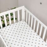 Husă de saltea pătuț 120 × 60 cm din poplin bumbac, inimioare bej și gri, elastic pe margini