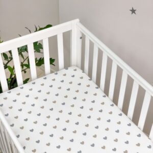 Husă de saltea pătuț 120 × 60 cm din poplin bumbac, inimioare bej și gri, elastic pe margini