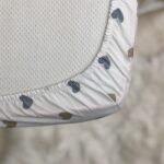 Husă de saltea pătuț 120 × 60 cm din poplin bumbac, inimioare bej și gri, pe salteaua pătuțului