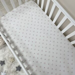Husă de saltea pătuț 120 × 60 cm din poplin bumbac, inimioare roz, elastic pe margini
