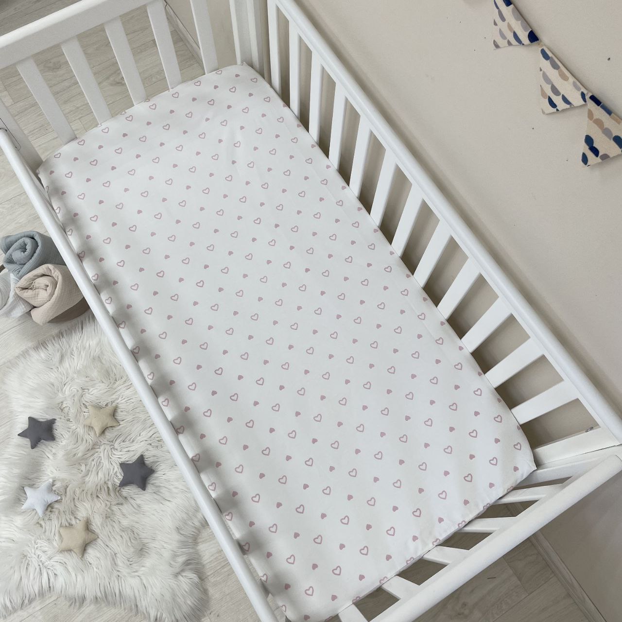 Husă de saltea pătuț 120 × 60 cm din poplin bumbac, inimioare roz, vedere de ansamblu Husă de saltea pătuț 120 × 60 cm din poplin bumbac, inimioare roz, vedere de ansamblu