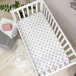 Husă de saltea pătuț 120 × 60 cm din poplin bumbac, inimioare roz și gri, vedere de ansamblu