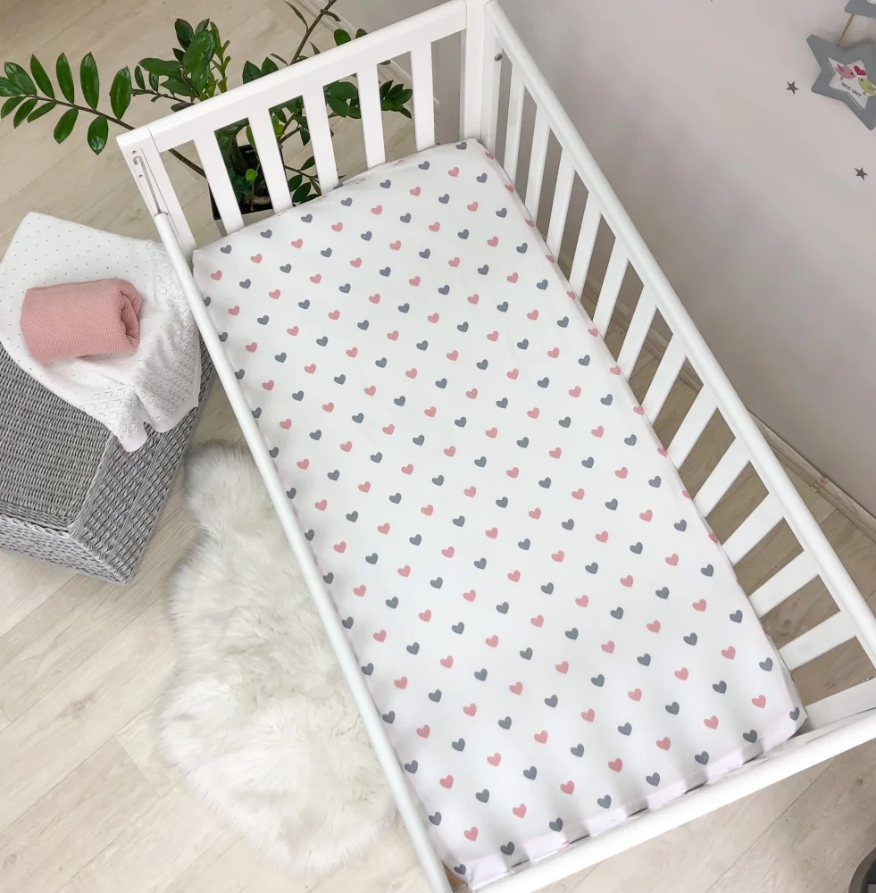 Husă de saltea pătuț 120 × 60 cm din poplin bumbac, inimioare roz și gri, vedere de ansamblu Husă de saltea pătuț 120 × 60 cm din poplin bumbac, inimioare roz și gri, vedere de ansamblu