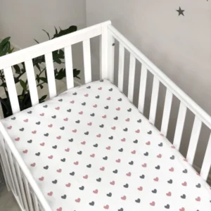 Husă de saltea pătuț 120 × 60 cm din poplin bumbac, inimioare roz și gri, elastic pe margini