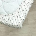 Husă de saltea pătuț 120 × 60 cm din poplin bumbac, steluțe gri, pe salteaua pătuțului