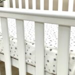 Husă de saltea pătuț 120 × 60 cm din poplin bumbac, steluțe gri, detaliu al modelului