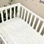 Husă de saltea pătuț 120 × 60 cm din poplin bumbac, steluțe gri, elastic pe margini