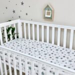 Husă de saltea pătuț 120 × 60 cm din poplin bumbac, steluțe mentă, elastic pe margini