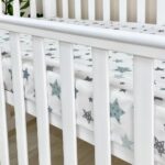 Husă de saltea pătuț 120 × 60 cm din poplin bumbac, steluțe mentă, detaliu al modelului