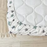 Husă de saltea pătuț 120 × 60 cm din poplin bumbac, steluțe mentă, pe salteaua pătuțului